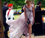 Kimberly Stewart a des soucis avec le vent et sa robe