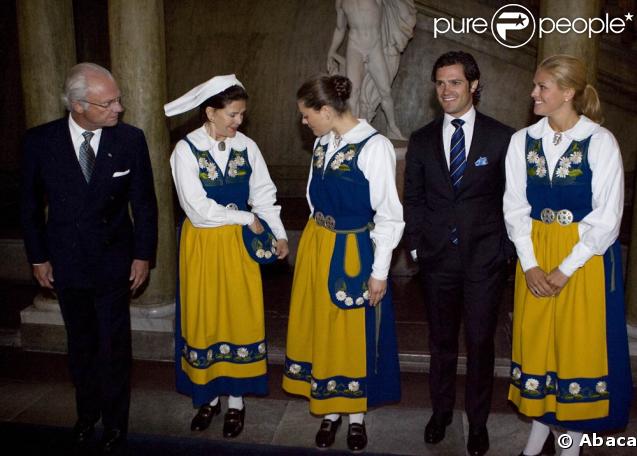 La famille royale lors des célébrations de la Fête Nationale suédoise, le 6 juin 2009 : Carl XVI Gustav, Silvia, Victoria, Carl Philip et Madeleine. Dans l'ordre. 