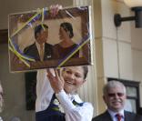 La princesse Victoria de Suède lors des célébrations de la Fête Nationale suédoise, le 6 juin 2009, tient une photo de son fiancé Daniel et d'elle 