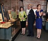 Victoria de Suède et ses parents à une exposition consacrée au bicentenaire de la fin de la guerre de Finlande