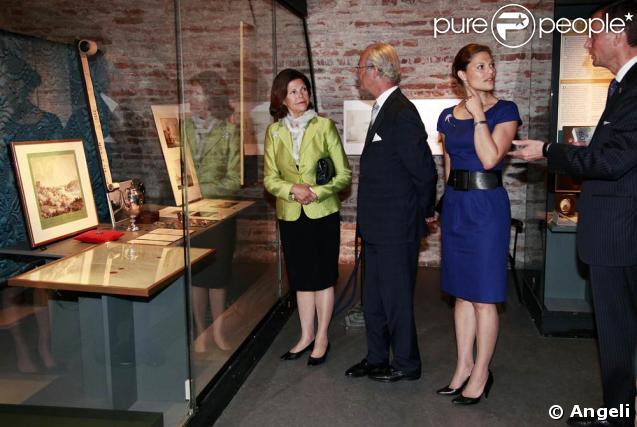 Victoria de Suède et ses parents à une exposition consacrée au bicentenaire de la fin de la guerre de Finlande