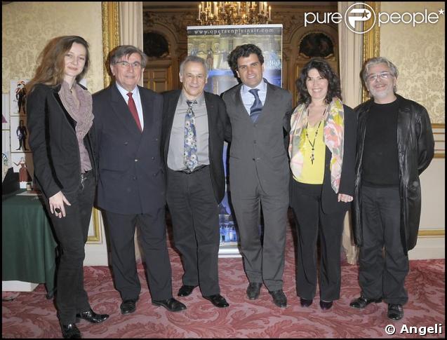 Agnès Letestu (costumière), Guy Fischer (vice-président du Sénat), Francis Perrin (metteur en scène), Tristan Duval (président d'Opéra en plein air), Mélanie Thiébaut (directrice de l'orchestre) et Jean-Michel Adam (décorateur) lors del a conférence 