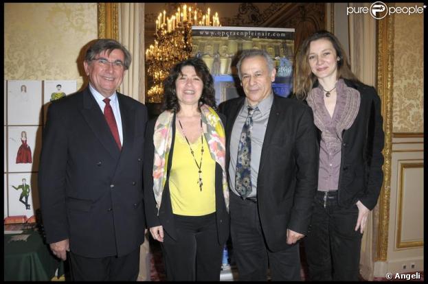 Agnès Letestu (costumière), Guy Fischer (vice-président du Sénat), Francis Perrin (metteur en scène) et Mélanie Thiébaut (directrice de l'orchestre) lors del a conférence de presse annonçant l'opéra Rigoletto au Sénat le 24 mars 2009
