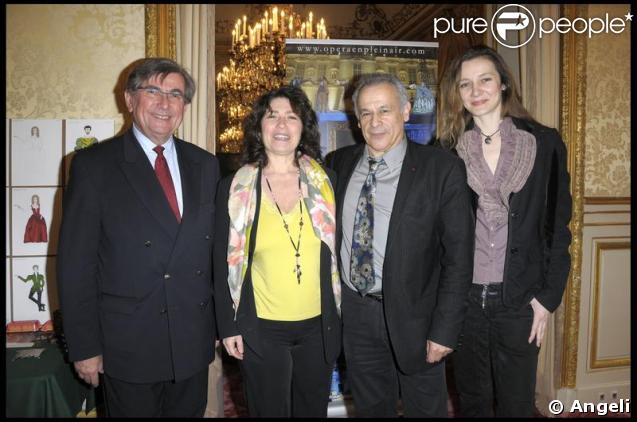 Agnès Letestu (costumière), Guy Fischer (vice-président du Sénat), Francis Perrin (metteur en scène) et Mélanie Thiébaut (directrice de l'orchestre) lors del a conférence de presse annonçant l'opéra Rigoletto au Sénat le 24 mars 2009