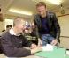 Jenson Button,  the story  : Jenson signe des autographes à des jeunes en échec scolaire 
