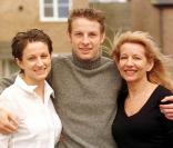 Jenson Button,  the story  : avec une de ses trois soeurs, Samantha, et leur mère Simone 