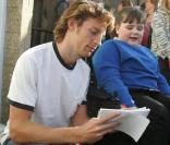 Jenson Button,  the story  : de retour à l'école primaire de son enfance, bien des années plus tard 