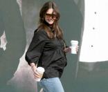 Enceinte et toujours aussi fraîche, Katie porte une tunique noire et un jean ! 