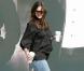 Enceinte et toujours aussi fraîche, Katie porte une tunique noire et un jean ! 