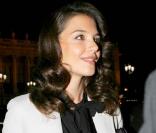 Magnifique dans son tailleur blanc... L'influence de Victoria se fait déjà sentir ! 