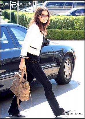 Veston Chanel et jean brut, un mélange chic et soft, qu'on adore ! Bravo
