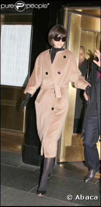 Super canon, Katie est vêtue, ici, d'un manteau camel qui fait d'elle l'élégance incarnée !