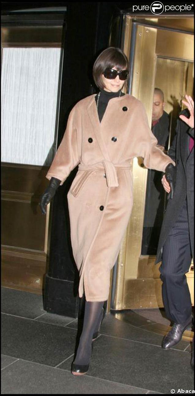 Super canon, Katie est vêtue, ici, d'un manteau camel qui fait d'elle l'élégance incarnée ! 