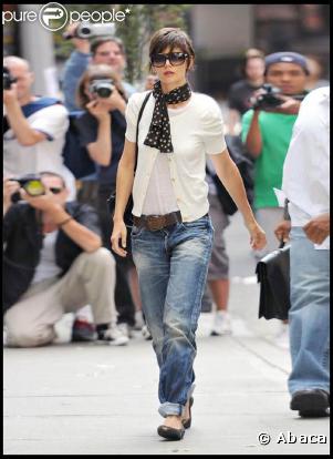 Cardigan blanc et boyfriend jean... Voici le style 100% Katie !