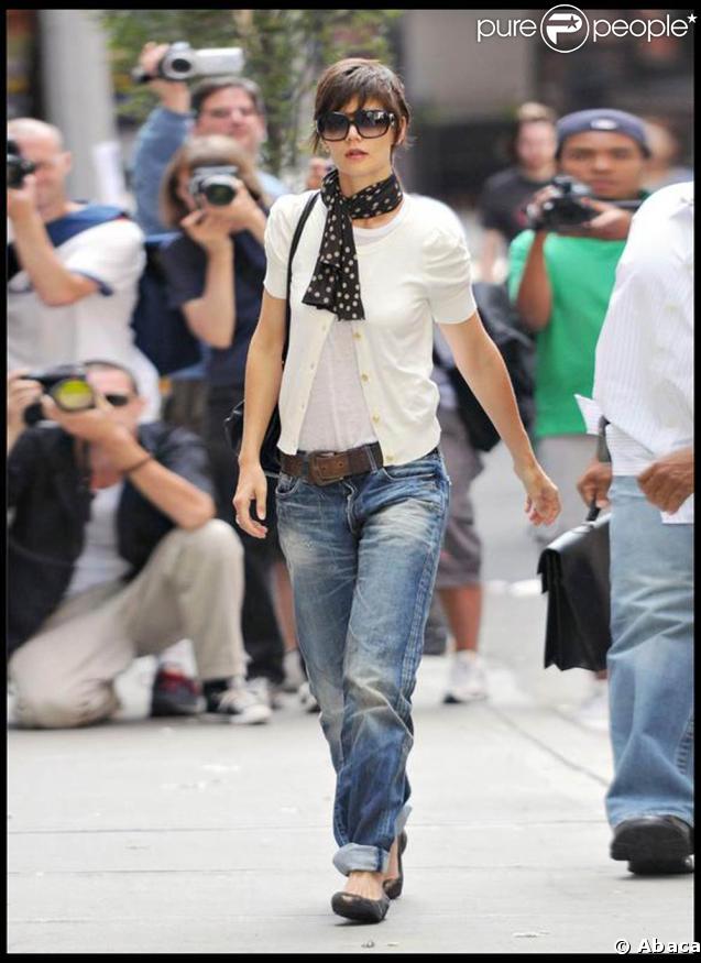 Cardigan blanc et boyfriend jean... Voici le style 100% Katie ! 