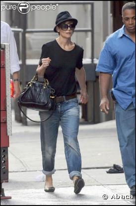 L'instigatrice de la vague ultra tendance du boyfriend jean, est ici, super allurée avec son petit borsalino et son it-bag ! Bravo !
