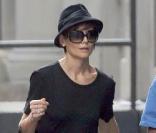 L'instigatrice de la vague ultra tendance du boyfriend jean, est ici, super allurée avec son petit borsalino et son it-bag ! Bravo ! 