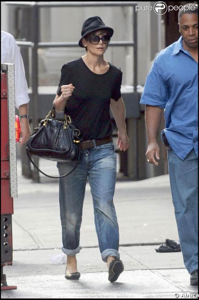 L'instigatrice de la vague ultra tendance du boyfriend jean, est ici, super allurée avec son petit borsalino et son it-bag ! Bravo ! 