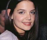 L'ancienne Katie Holmes ! Sans véritable personnalité : les cheveux simplement coiffés d'une raie au milieu, le maquillage discret mais pas dans les bons tons...  