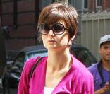 Elle associe son boyfriend jean avec tout !: Long gilet fushia et escarpins Roger Vivier de la même couleur ! 