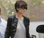 Jean, ballerines et micro veste en cuir, katie a tout juste ! 