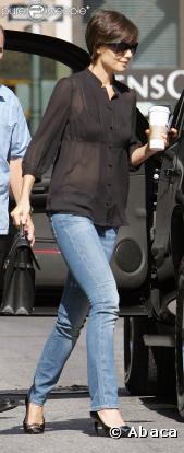 Jean slim, chemisier transparent et escarpins Roger Vivier... La classe !