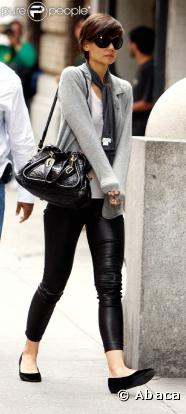 Katie est top tendance dans son tregging noir qu'elle porte avec un joli cardigan gris en cachemire !