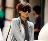 Katie est top tendance dans son tregging noir qu'elle porte avec un joli cardigan gris en cachemire ! 