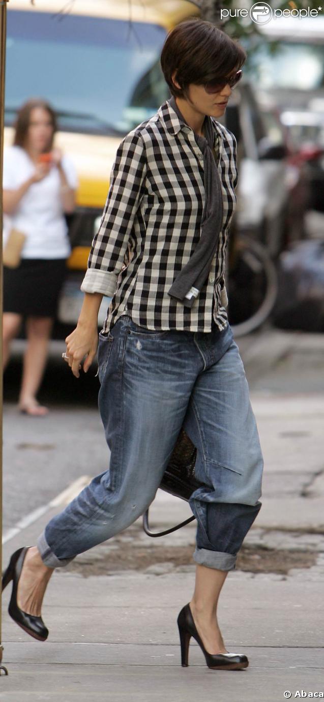 Encore et toujours son boyfriend jean, associé à une petite chemise à carreaux. 