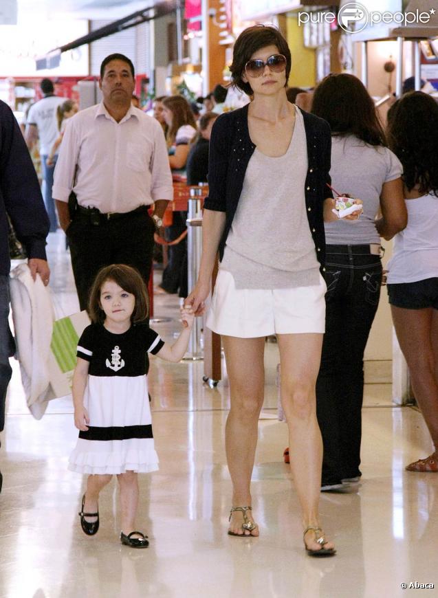 Le top du top ! En vacances, Katie opte pour le style marin, une des tendances phares de la saison ! Elle et sa fille sont à croquer ! 