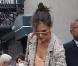 Ultra branchée, juchée sur des babies à talons Louboutin, avec un jean déchiré, un débardeur nude, et un blazer stylé... Katie nous séduit !
