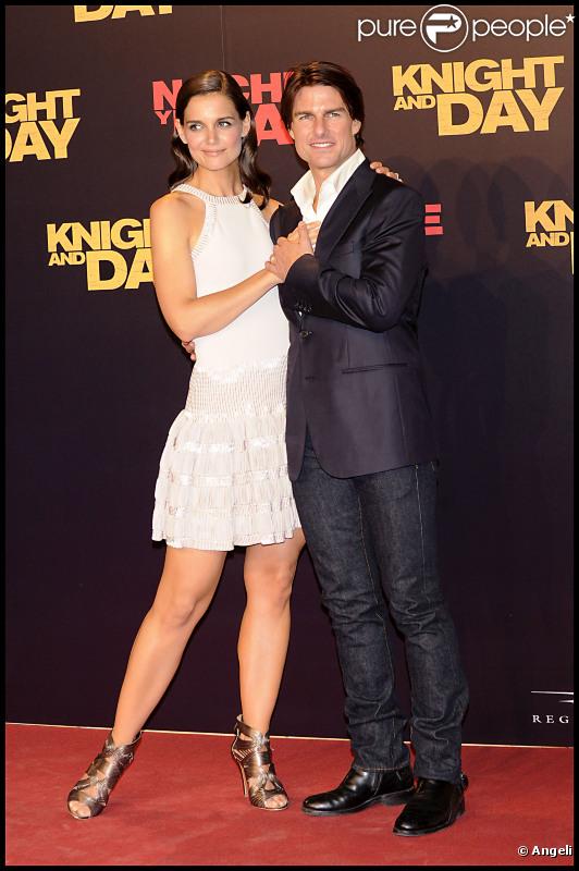 Katie Holmes, radieuse en total look Azzedine Alaïa, au bras de son mari Tom Cruise, à l'occasion de l'avant-première de  Night and Day , à Séville en Espagne, le 16 juin 2010.