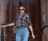 Dans un look très 