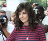 Katie Holmes, fraîche et tendance dans une robe rayée Céline, associée à de jolies chaussures Roger Vivier, lors de la première du film  The Extra Man . 
