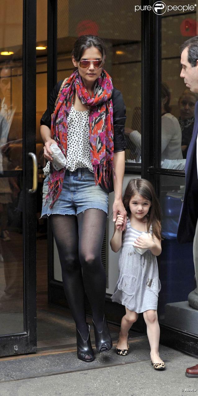 Katie, parfaite dans un short en jean à la cool et une tunique, signés Madewell, pour faire du shopping avec sa fille Suri. 