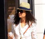 Katie Holmes ultra branchée avec son micro short en jean, sa blouse à pois, ses boots et son canotier sur la tête, pour une balade stylée à Los Angeles. 
