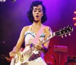 Katy Perry sur la scène du Shepherd Bush Empire à Londres, le 10 juin 2009 