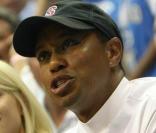 Tiger Woods, lors du 4e match de la finale NBA, opposant les Orlando Magics au Los Angeles Lakers, qui a vu la victoire de L.A. 99 à 91, et qui s'est tenu à l'Amway Arena d'Orlando, le 11 juin 2009 !