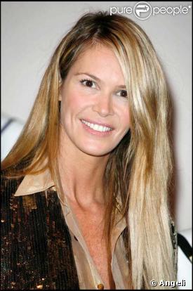 Elle MacPherson à l'exposition sur l'histoire de la lingerie à Londres, le 11 juin 2009 