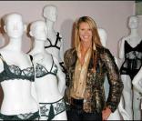 Elle MacPherson à l'exposition sur l'histoire de la lingerie à Londres, le 11 juin 2009