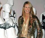 Elle MacPherson à l'exposition sur l'histoire de la lingerie à Londres, le 11 juin 2009