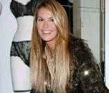Elle MacPherson à l'exposition sur l'histoire de la lingerie à Londres, le 11 juin 2009