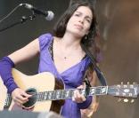 Yael Naim en conert à l'hippodrome de Chantilly lors du Prix de Diane 2009