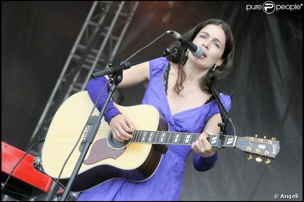 Yael Naim en conert à l'hippodrome de Chantilly lors du Prix de Diane 2009