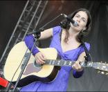 Yael Naim en conert à l'hippodrome de Chantilly lors du Prix de Diane 2009