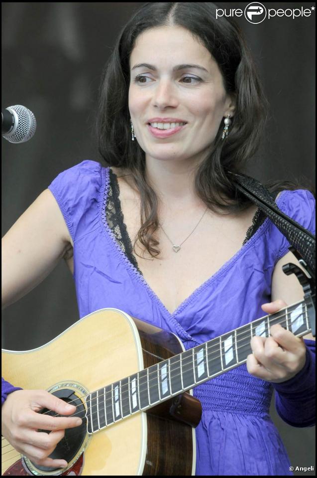Yael Naim en conert à l'hippodrome de Chantilly lors du Prix de Diane 2009