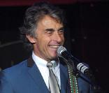Gérard Holtz : sur le Tour de France ou sur la route du Paris-Dakar, pour Gérard c'est... jamais sans sa guitare ! 