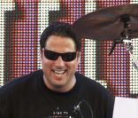 Sur scène avec les Band From Tv, Greg Grunberg est un véritable Heroes de la batterie ! 