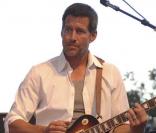 James Denton n'a pas l'air du tout desperate avec sa guitare. Le membre de Band From Tv est même carrément sexy. Susan Mayer a de la chance... 
