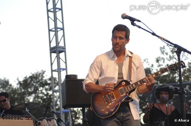 James Denton n'a pas l'air du tout desperate avec sa guitare. Le membre de Band From Tv est même carrément sexy. Susan Mayer a de la chance... 